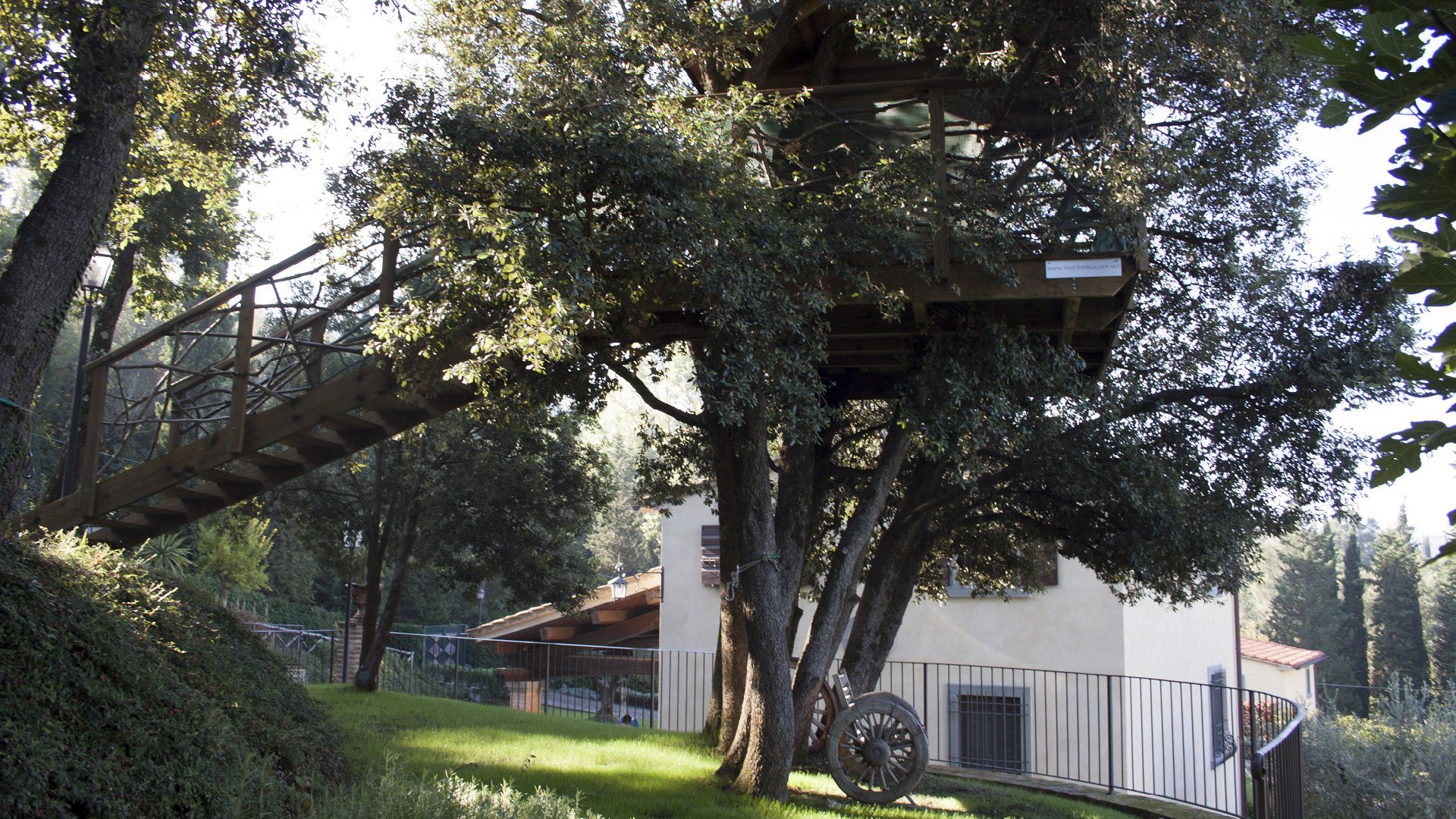 casa sull'albero in giardino