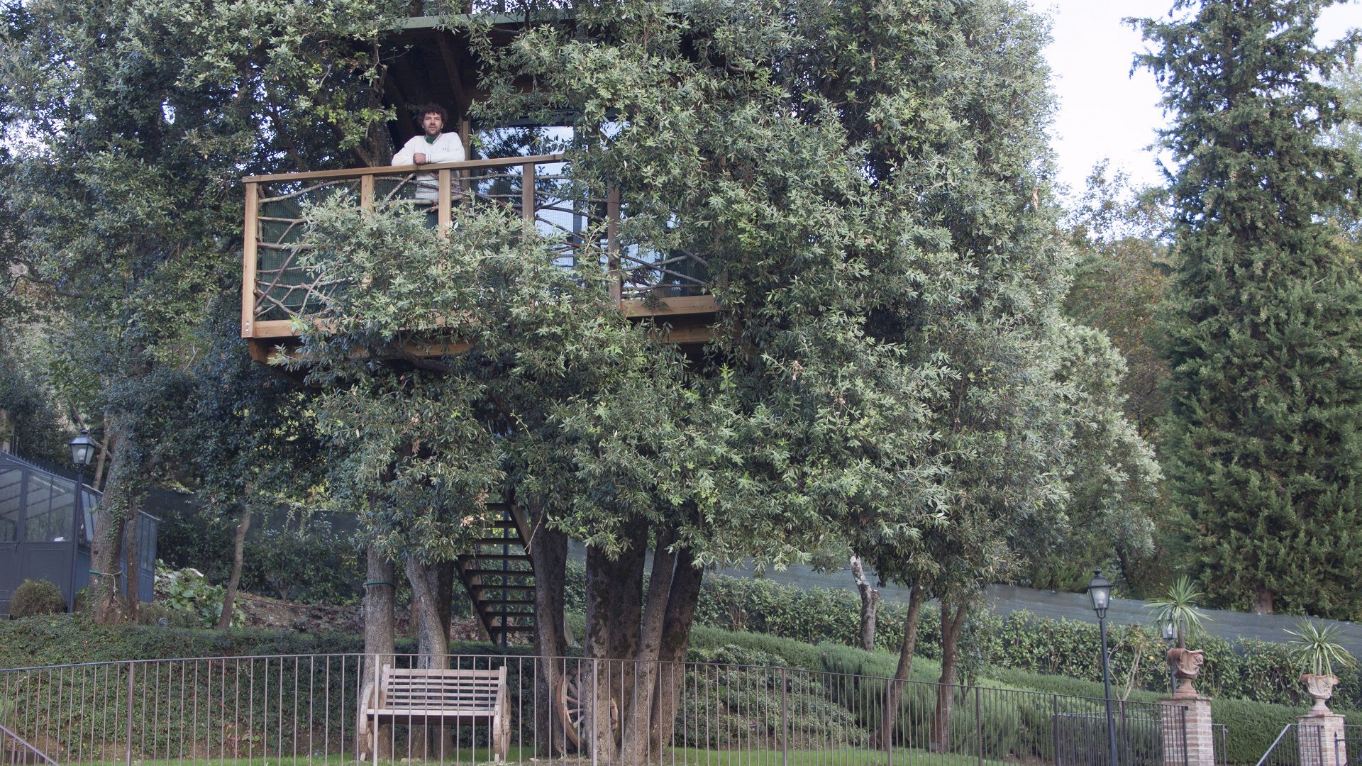casa sull'albero in giardino