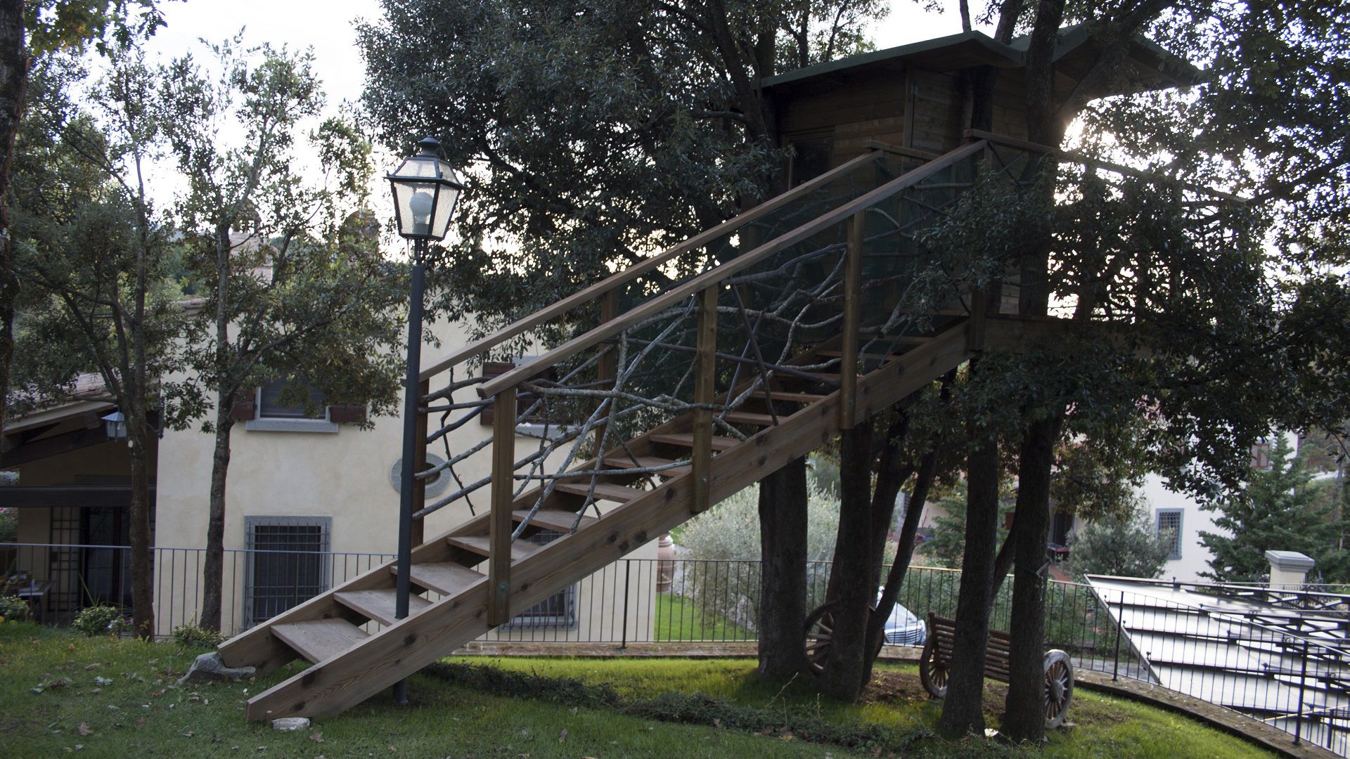 casa sull'albero in giardino