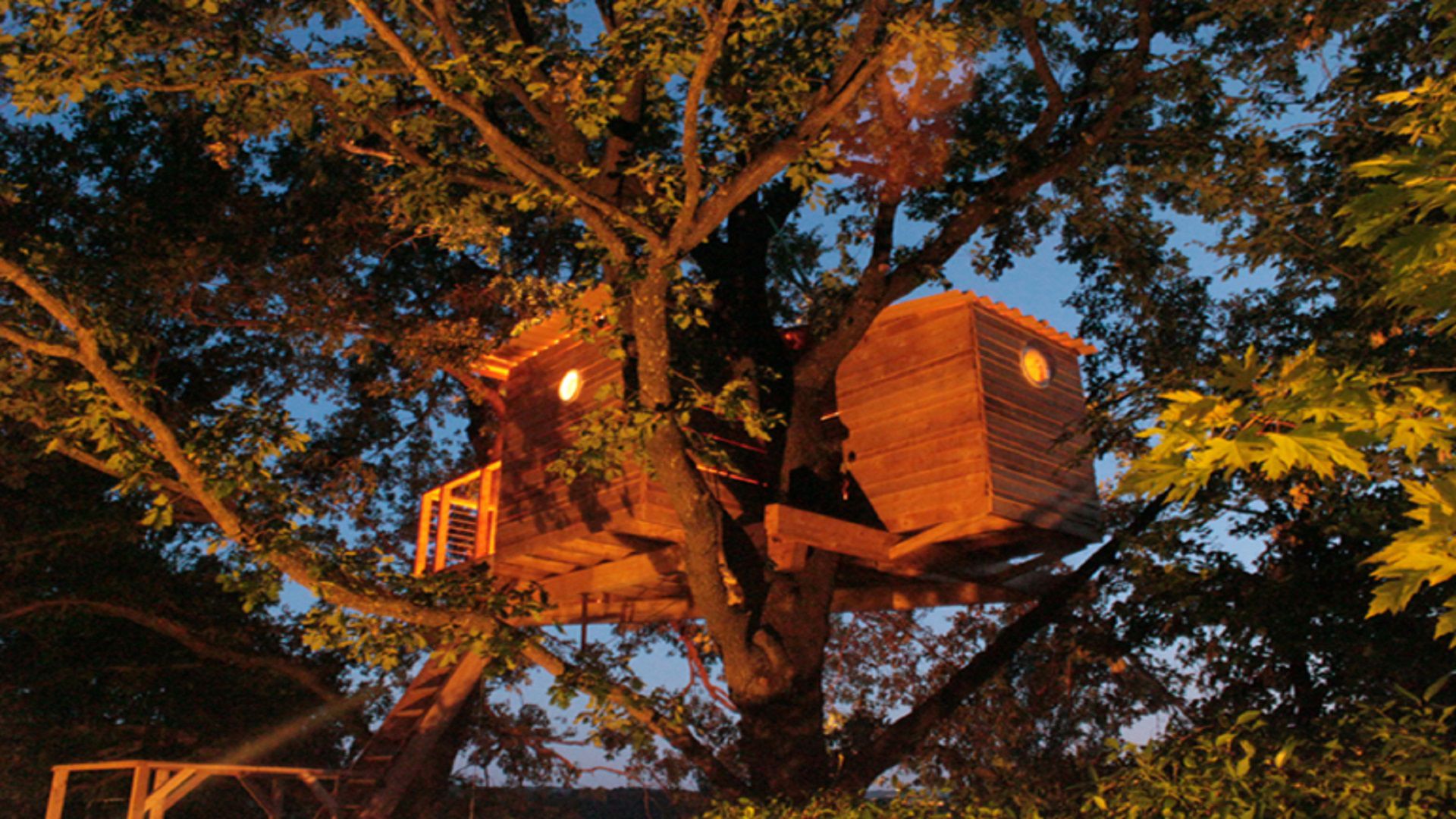 villa sugli alberi di sera